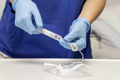 eine Ärztin oder Krankenschwester spritzt etwas in ein Portsystem