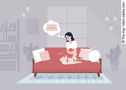 Animierte Frau auf Couch mit Menstruationskrämpfen