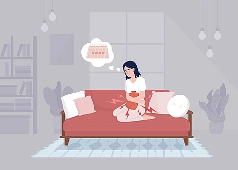 Animierte Frau auf Couch mit Menstruationskrämpfen