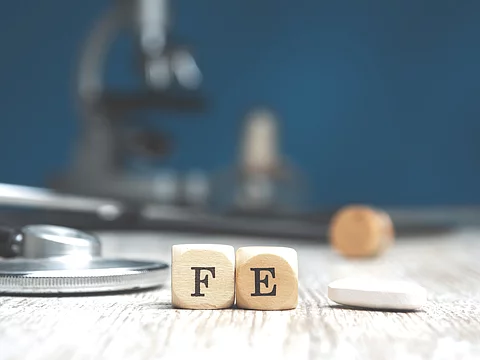 2 Holzwürfel mit den Buchstaben F und E