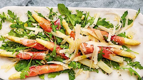 Spargel mit Parmaschinken und Rucola