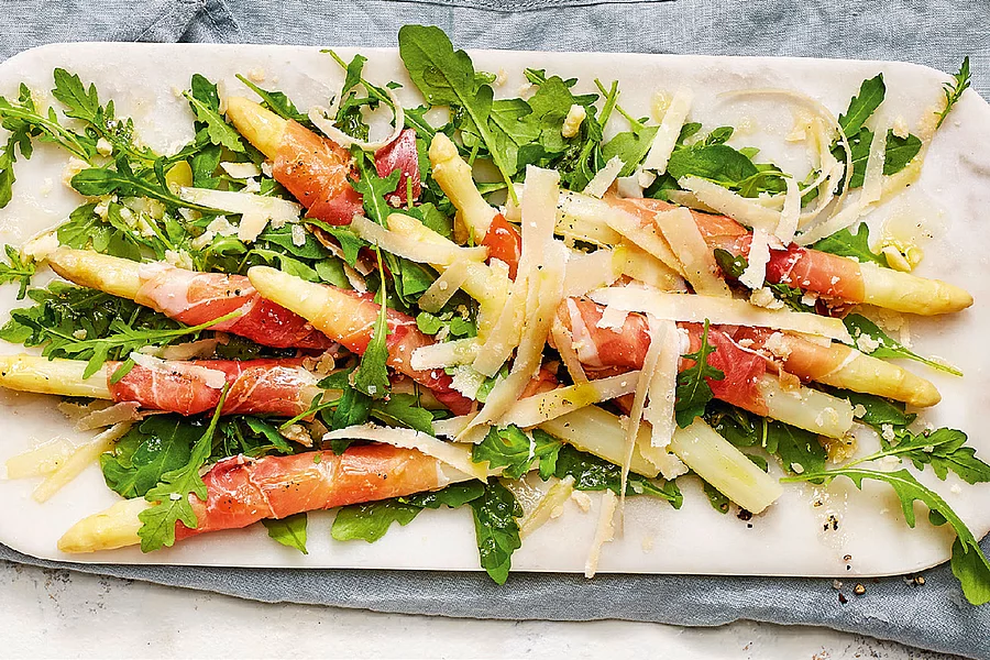 Spargel mit Parmaschinken und Rucola
