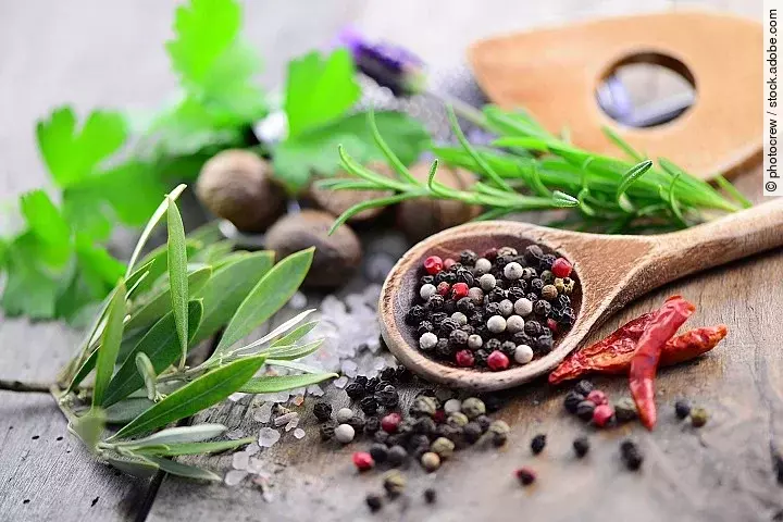 Gewürze Gewürze, Pfeffer, Salz, Chili, Salbei