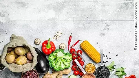 frisches Gemüse auf hellem Untergrund