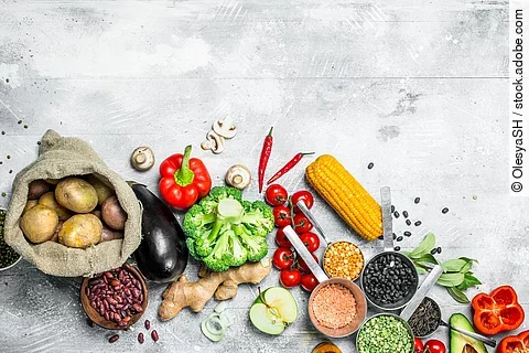 frisches Gemüse auf hellem Untergrund