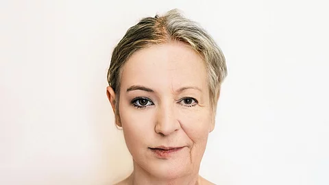 Frauenkopf: linke Hälfte jung, rechte Hälfte gealtert