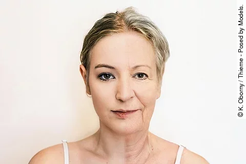 Frauenkopf: linke Hälfte jung, rechte Hälfte gealtert