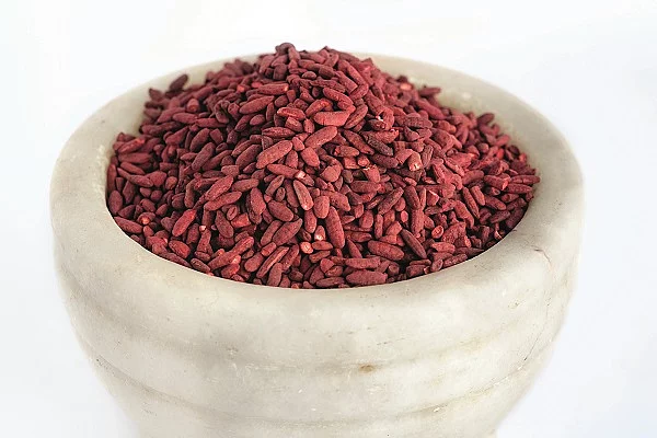 Steinschüssel mit Rotschimmelreis.