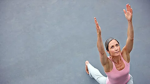 Frau macht draußen Yoga, Krieger 1