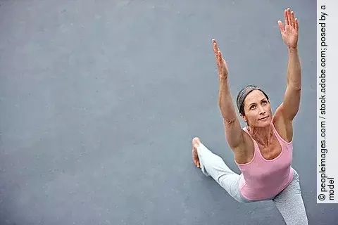 Frau macht draußen Yoga, Krieger 1