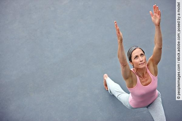 Frau macht draußen Yoga, Krieger 1