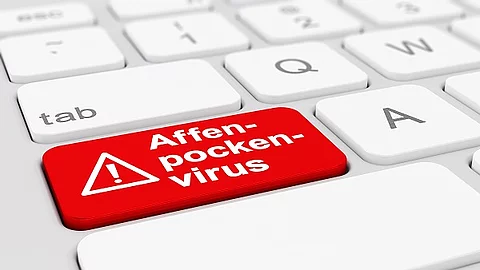 Affenpocken-Symbolbild: rote Taste auf Tastatur