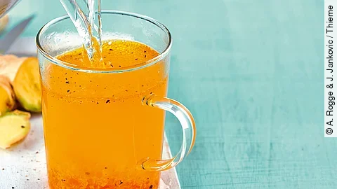 Heißes Getränk mit Kurkuma, Ingwer, Öl und Pfeffer