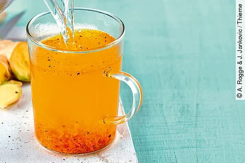 Heißes Getränk mit Kurkuma, Ingwer, Öl und Pfeffer