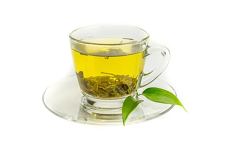 Glastasse mit Grüntee