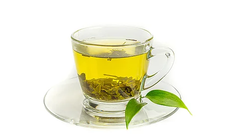 Glastasse mit Grüntee