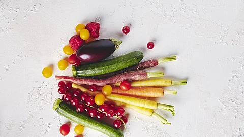 Wurzelgemüse und Beeren auf weißer Tischdecke