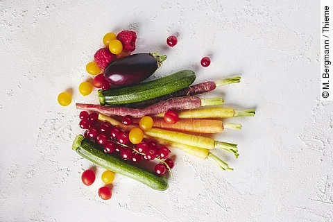 Wurzelgemüse und Beeren auf weißer Tischdecke