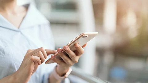 Frau nutzt Smartphone