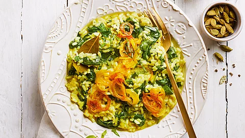 Basilikum-Spinat-Risotto mit Kurkuma-Zwiebeln