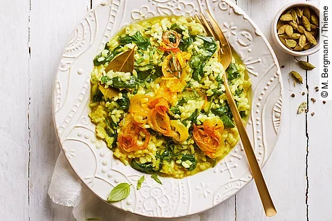Basilikum-Spinat-Risotto mit Kurkuma-Zwiebeln