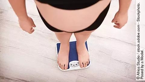 Übergewichtige Frau auf der Waage