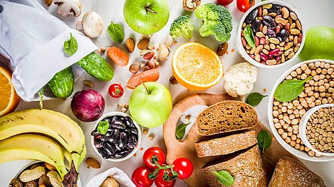 Gesunde kohlenhydrathaltige Lebensmittel: Vollkornbrot, Obst, Gemüse, Hülsenfrüchte, Nüsse, Kartoffeln