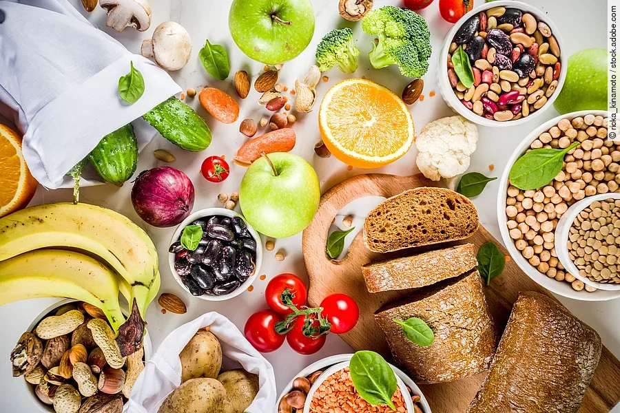 Gesunde kohlenhydrathaltige Lebensmittel: Vollkornbrot, Obst, Gemüse, Hülsenfrüchte, Nüsse, Kartoffeln