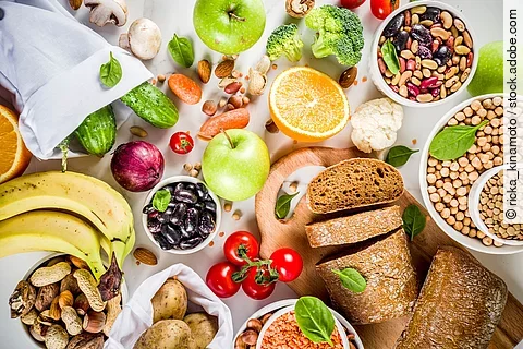 Gesunde kohlenhydrathaltige Lebensmittel: Vollkornbrot, Obst, Gemüse, Hülsenfrüchte, Nüsse, Kartoffeln