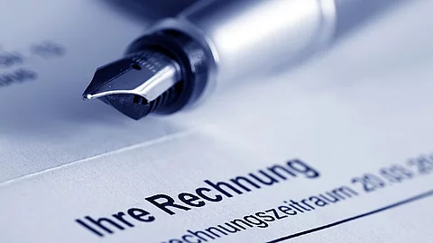 Füller und Rechnung für medizinische Leistungen