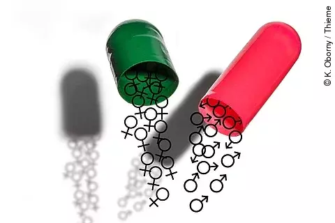 geöffnete Kapsel hälftig grün und rot