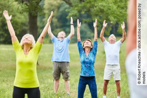 Aktive Senioren beim gesunden Stretching 