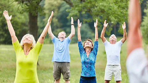 Aktive Senioren beim gesunden Stretching
