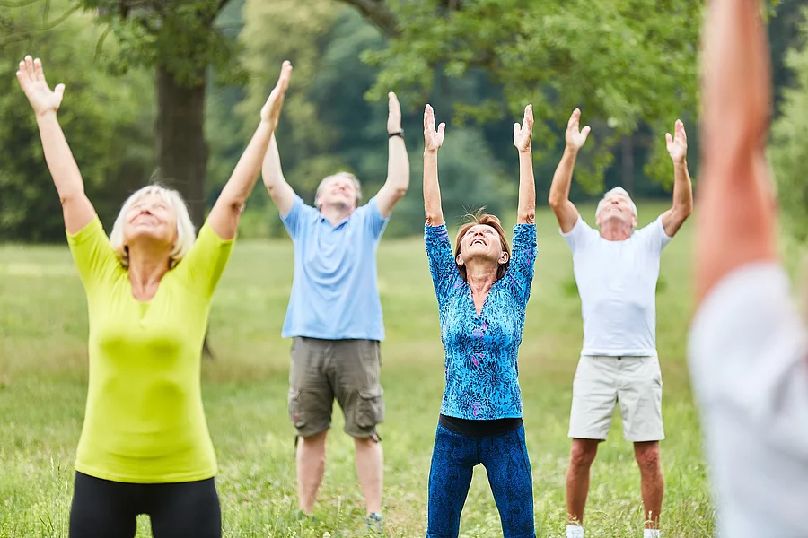 Aktive Senioren beim gesunden Stretching