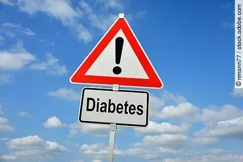 Straßenschild mit Ausrufezeichen darunter ein Schild: Diabetes
