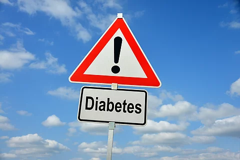 Straßenschild mit Ausrufezeichen darunter ein Schild: Diabetes