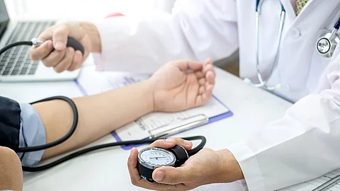 Ein Arzt misst den Blutdruck eines Patienten