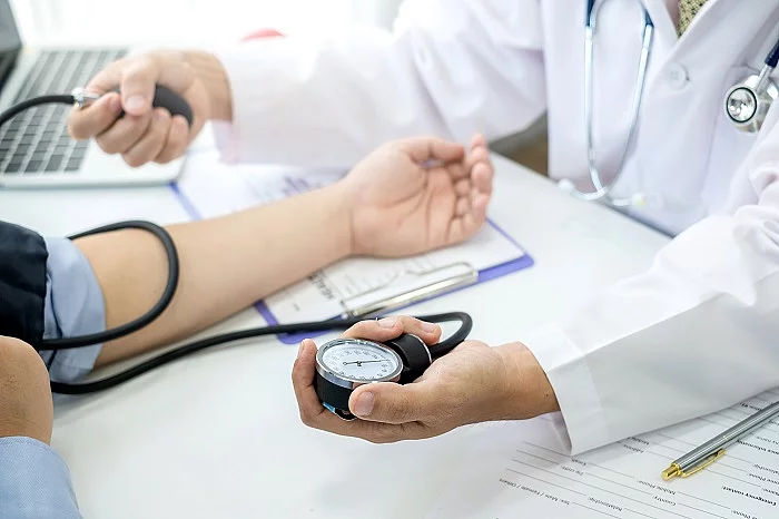 Ein Arzt misst den Blutdruck eines Patienten