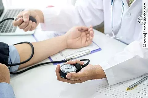 Ein Arzt misst den Blutdruck eines Patienten