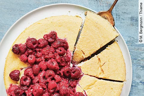 Cashew-Kokos-»Cheesecake« mit Himbeerkompott