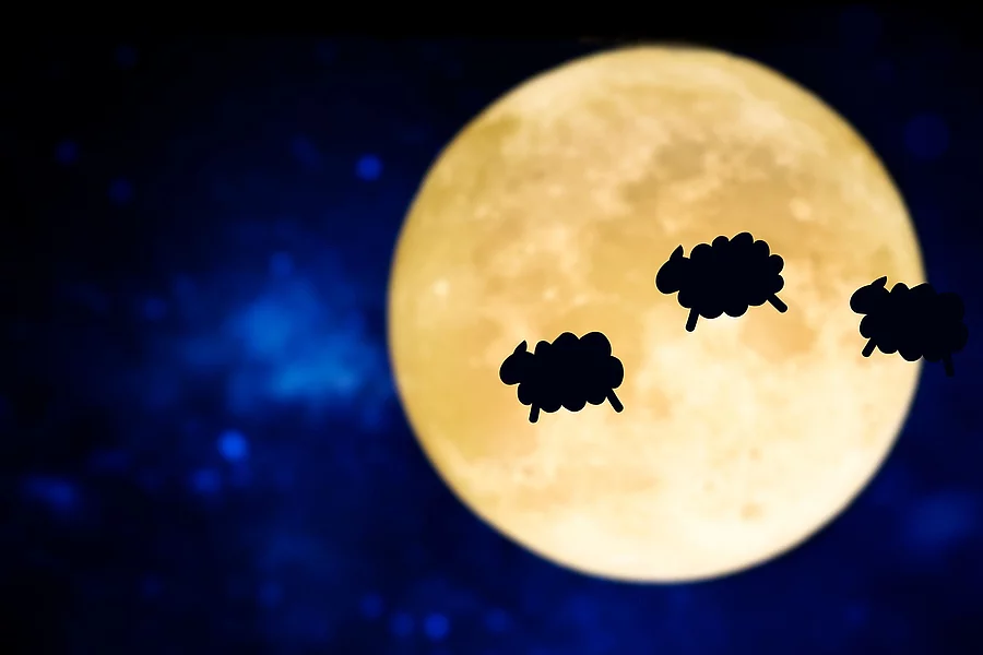 Nachthimmel mit Vollmond und Schäfchen; Schäfchenzählen