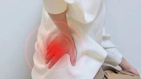 Frau mit Schmerzen im Beckenbereich