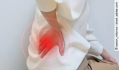 Frau mit Schmerzen im Beckenbereich