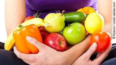 Gesunde Ernährung - junge Frau mit Obst vegetarisch, Obst, Gemüse