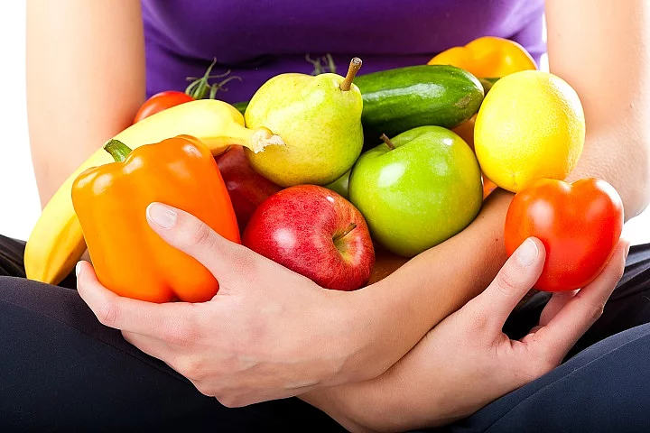 Gesunde Ernährung - junge Frau mit Obst vegetarisch, Obst, Gemüse