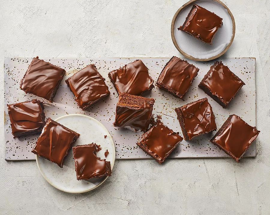 Brownies auf einem weißen Keramikbrett