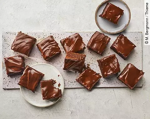 Brownies auf einem weißen Keramikbrett