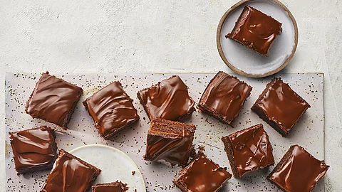 Brownies auf einem weißen Keramikbrett