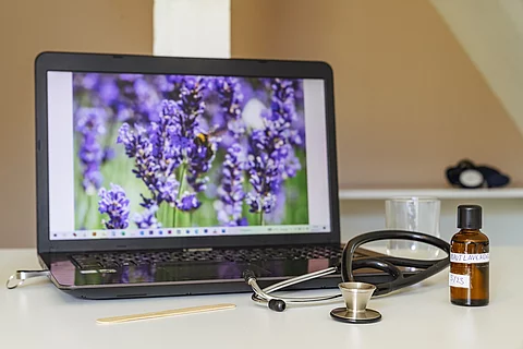 Symbolbild Naturheilkunde, Monitor mit Lavendel auf der Startseite, Stethoskopl