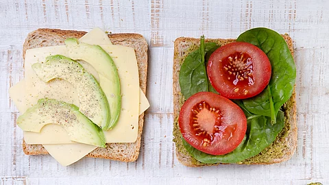 2 belegte Vollkorn-Toast mit Käse, Gurke, Salatblatt und Tomate